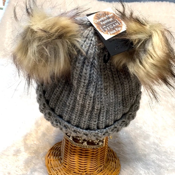 Gray hat Pom Pom faux fur - Picture 3 of 10